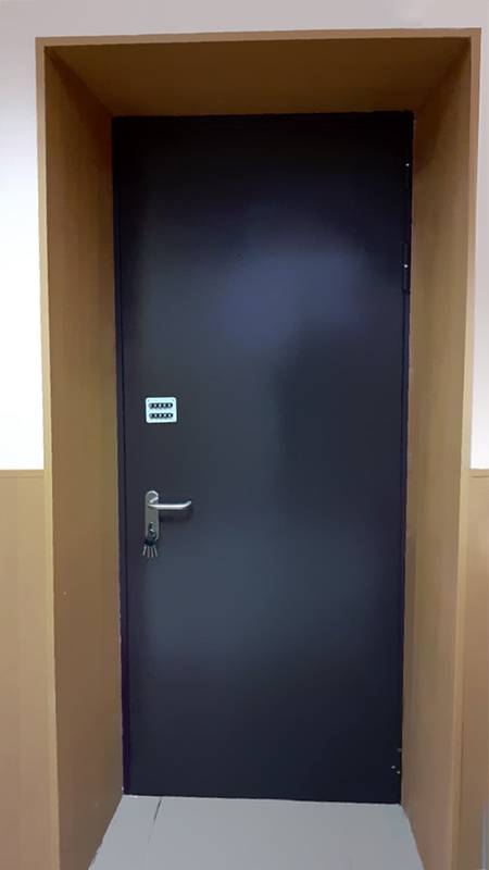 Дверь в офисе, вид снаружи (пер. Хользунова)