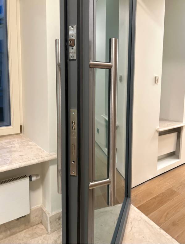 Противопожарные технические двери с максимальным остеклением